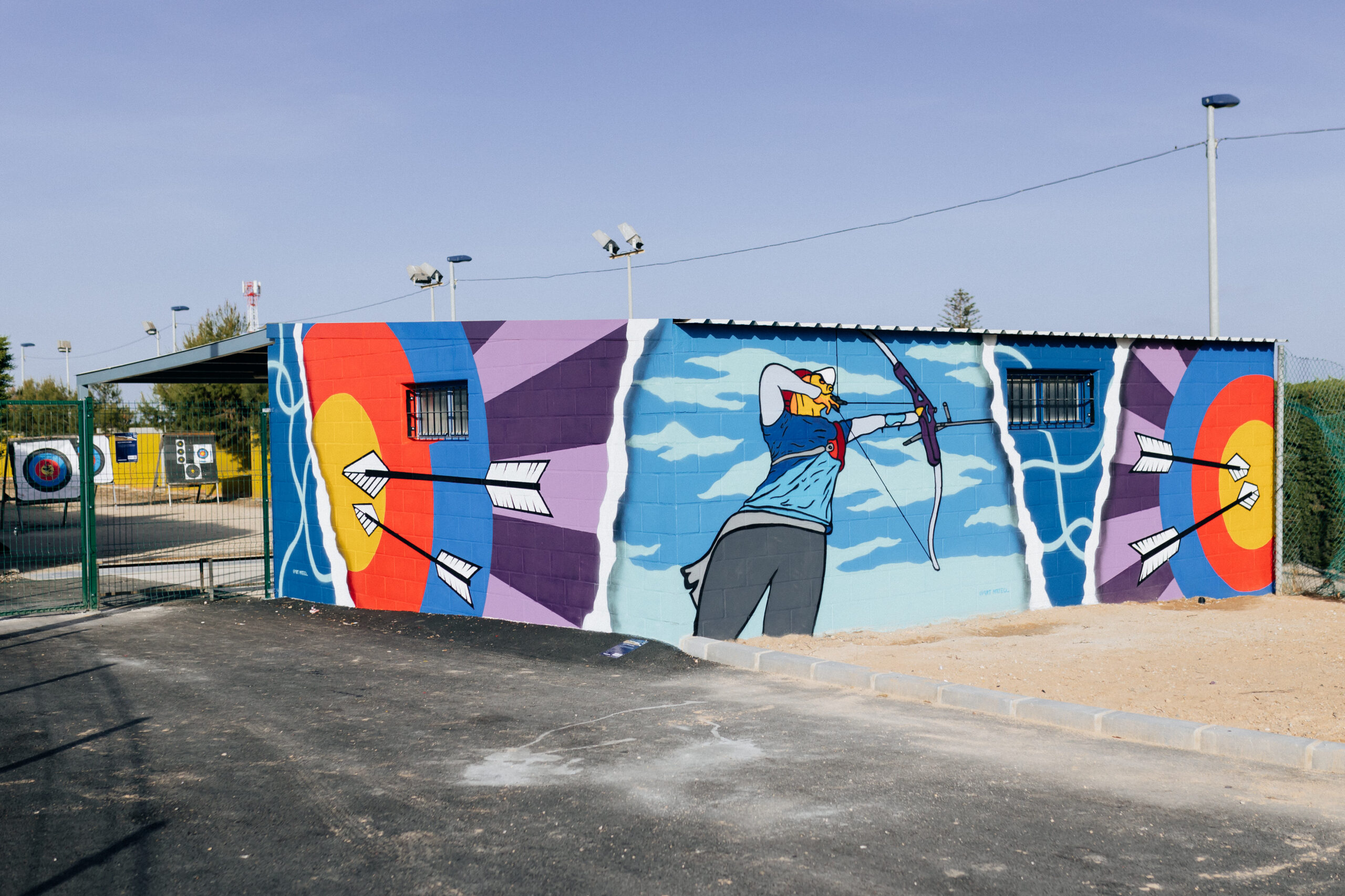 Dando forma a un amalgama de retales de papel que representan diversas imágenes relacionadas con el tiro con arco.